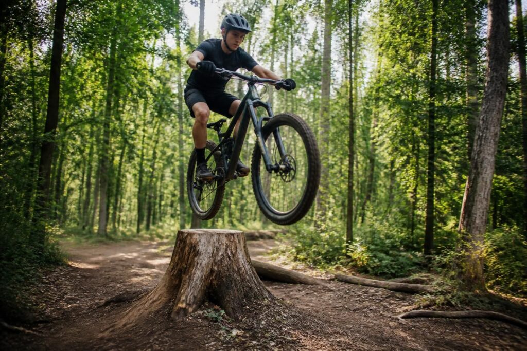 découvrez comment apprendre à sauter et franchir les obstacles en vtt grâce à des techniques simples et efficaces pour améliorer votre équilibre et votre confiance sur les sentiers.