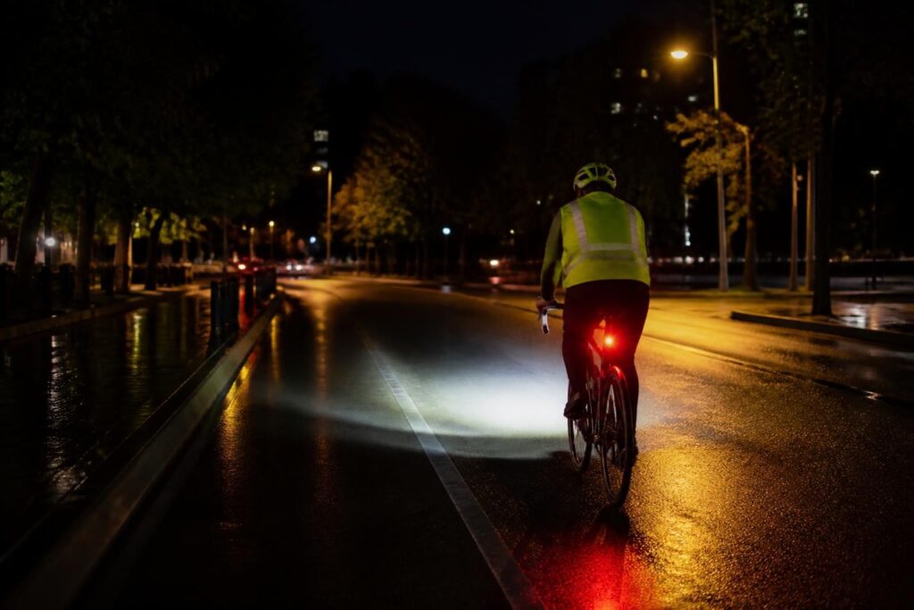 découvrez nos lampes et solutions d'éclairage vélo pour rouler de nuit en toute sécurité et visibilité.