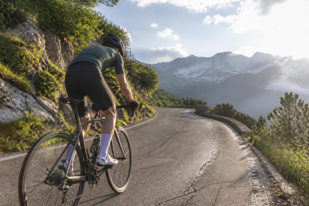 découvrez les meilleures techniques pour progresser en côte et maîtriser l'art de grimper à vélo avec efficacité et endurance.